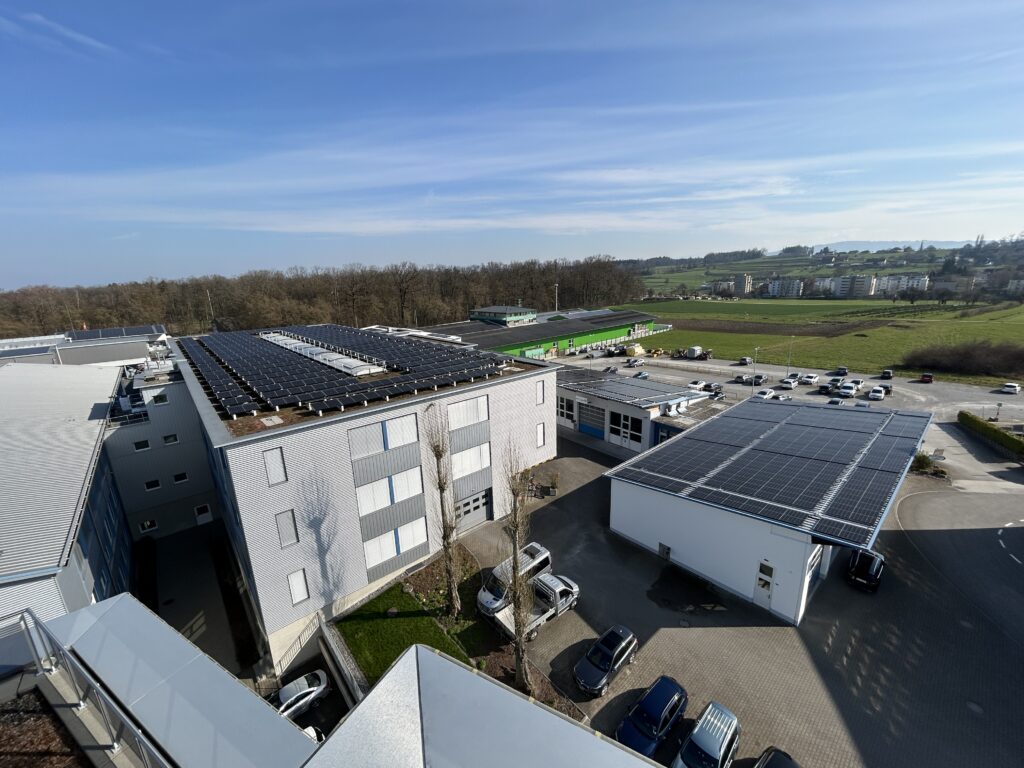 Photovoltaikanlage auf einem Industriedach mit 998 kWp installierter Leistung zur Eigenstromversorgung